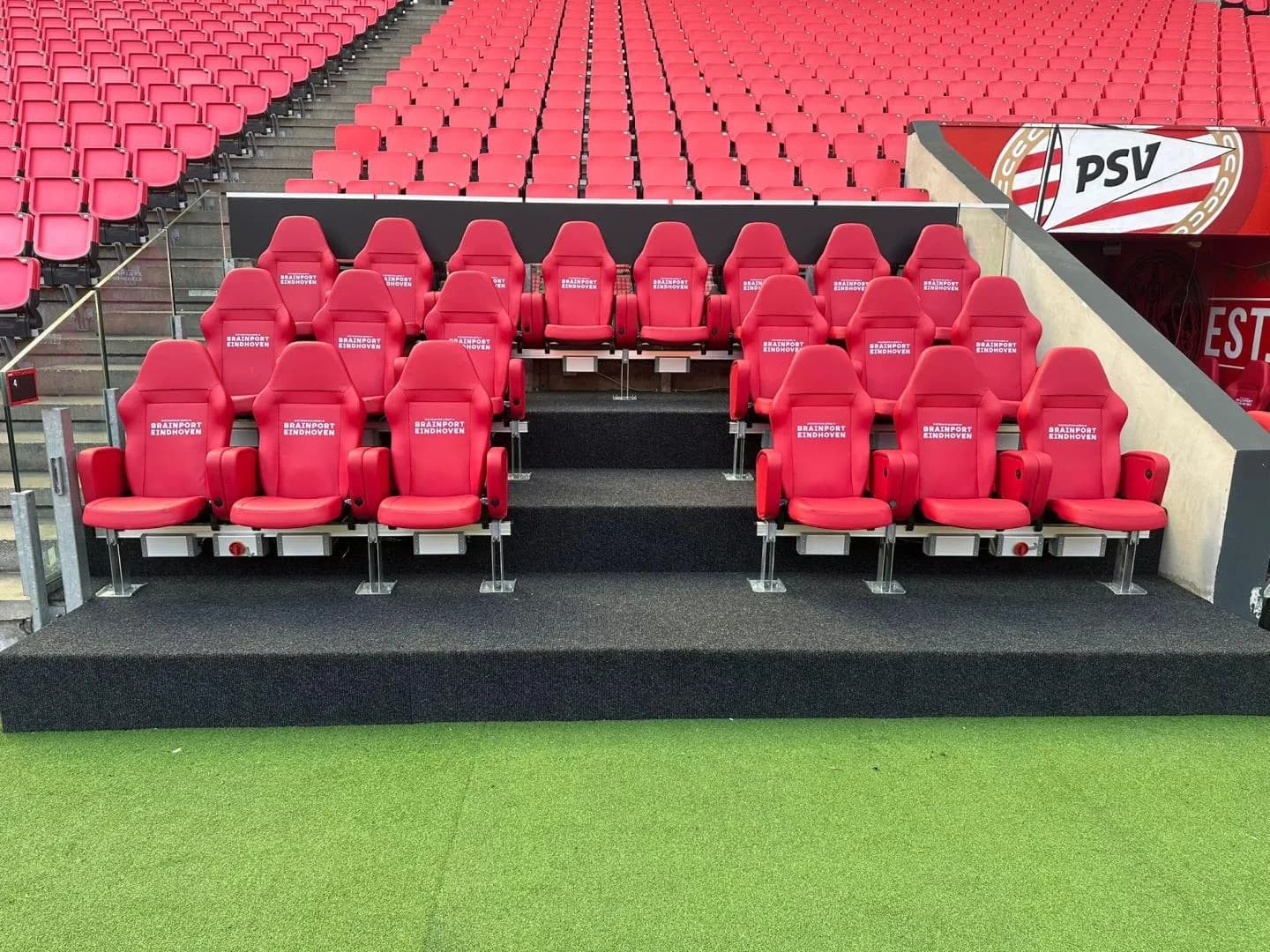 PSV (Railseats, plug & play media tafels, klapstoelen, VIP- en dug out stoelen met stoelverwarming)
